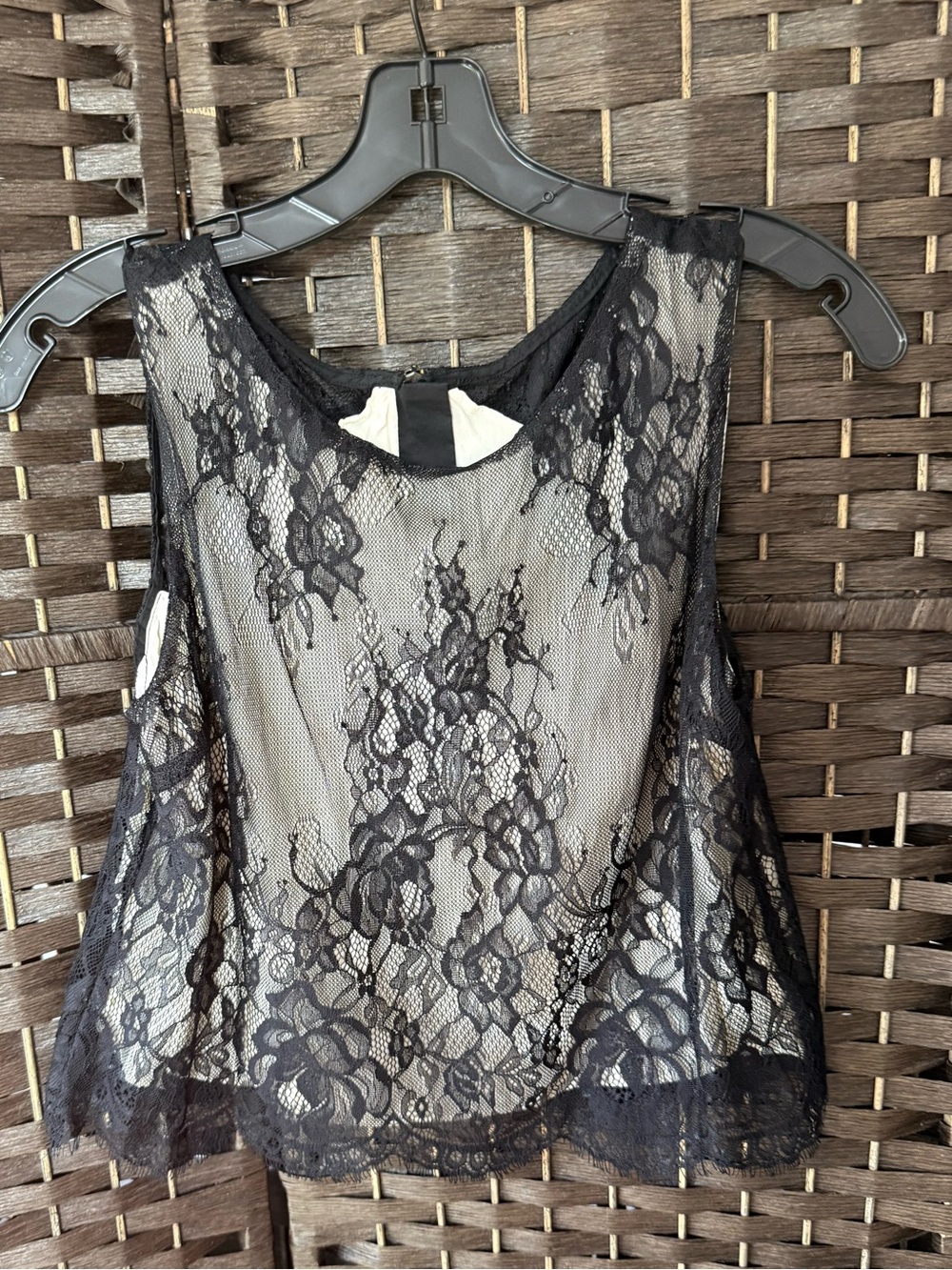 *NEW*Sz 8* Alice + Olivia *Black Floral Scallop Lace Sleeveless Cropped Top.